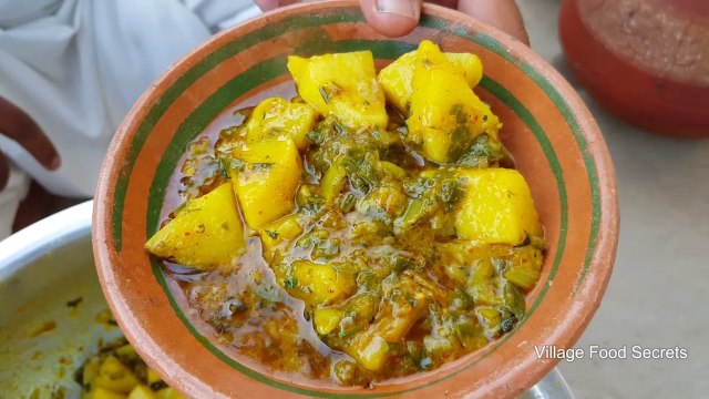 Aloo aur Hare Pyaz ki Sabzi - Spring Onion aur Aloo ki Sabji Recipe - Village Food Secrets