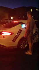 Une voiture autonome Dominos livre une Pizza