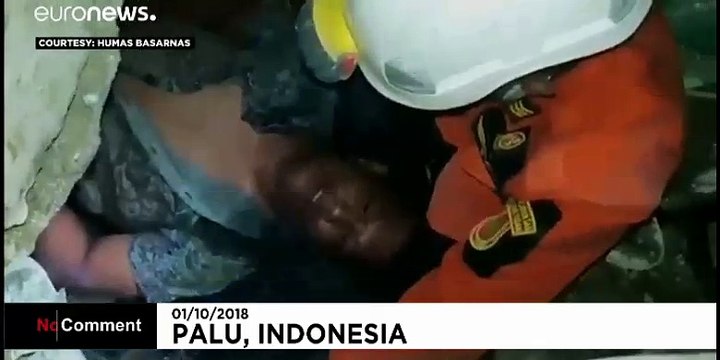 إنقاذ عالقين تحت الأنقاض فى إندونيسيا