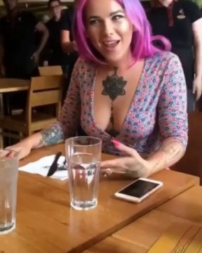 Blague énorme : il fête l'anniversaire de sa copine dans tous les restaurants !