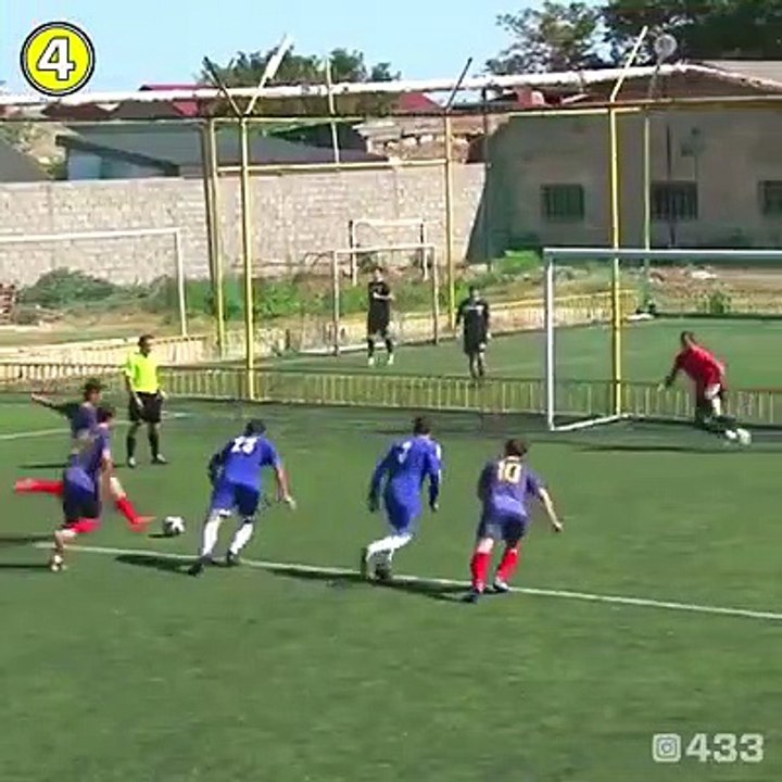 Cet arbitre marque un but sur penalty ! Insolite...