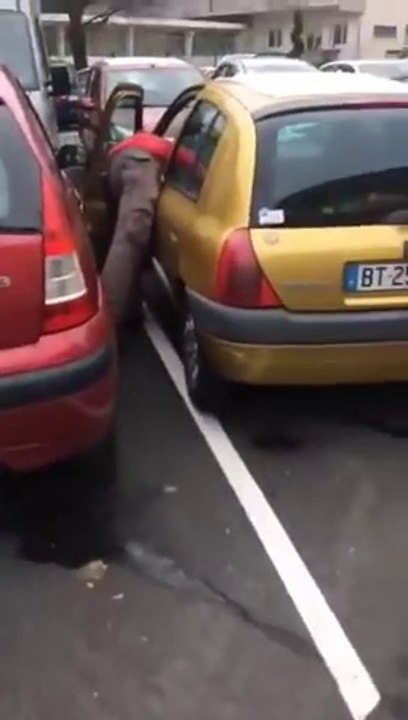 Pris en flag en train de voler dans une voiture