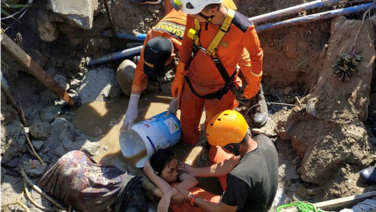 Endonezya'da Deprem: 'Hayatı Pahasına Uçağı Kaldıran' Kule Görevlisi Ulusal Kahraman İlan Edildi