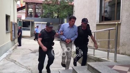 Ora News - Kryekomisari i Patosit me pranga në duar për masën e sigurisë