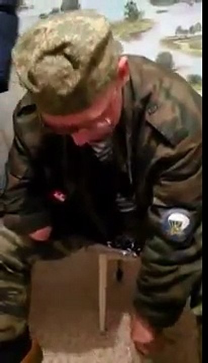 Un homme essaye de casser une bouteille d’alcool avec sa tête