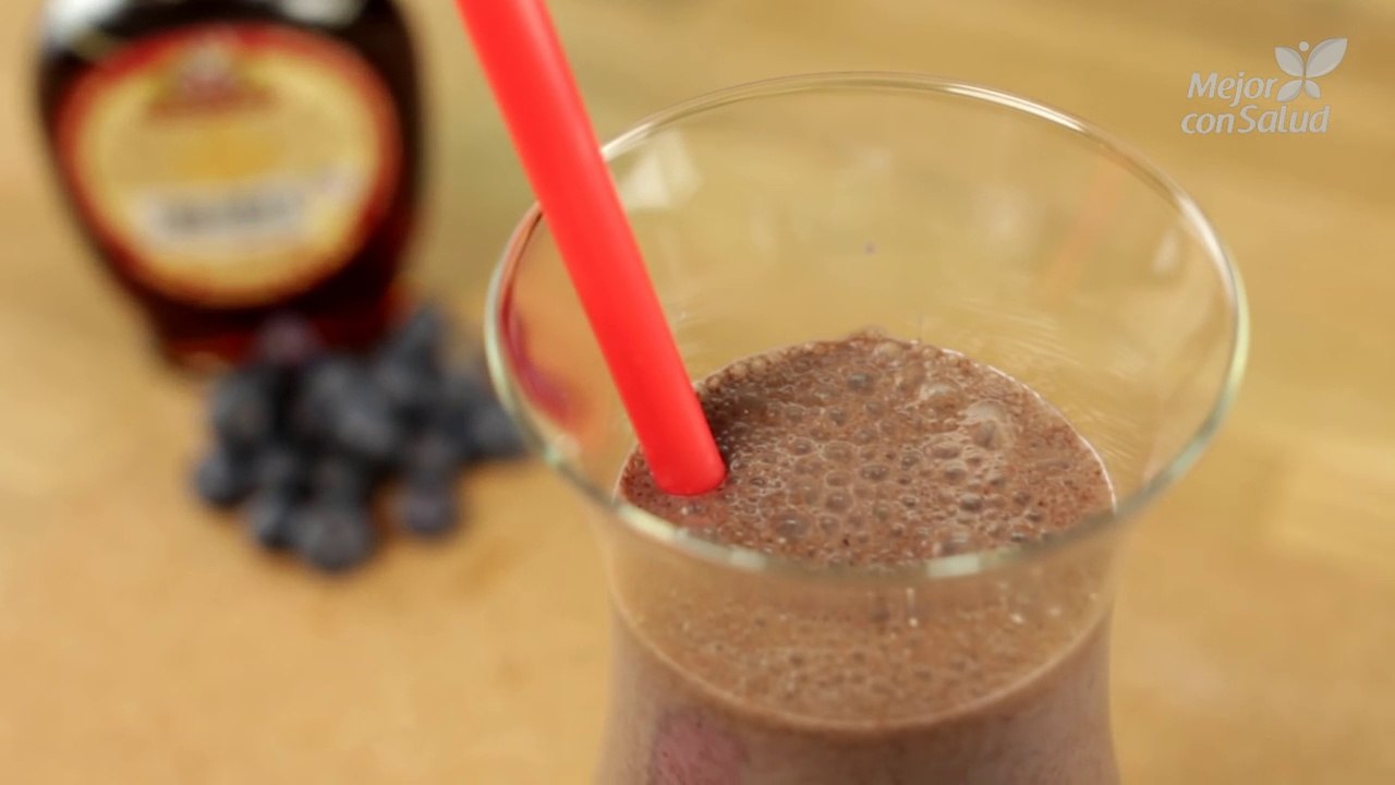 Cómo hacer batido de chocolate y arándano azul