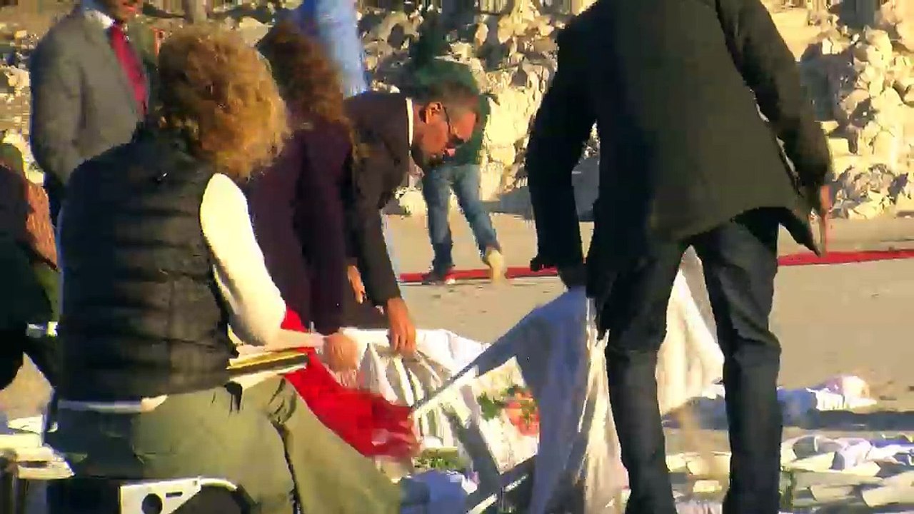 Martigues: Mickaël Youn pose sa caméra sur la plage de La Saulce.