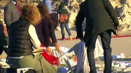 Martigues: Mickaël Youn pose sa caméra sur la plage de La Saulce.