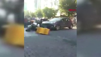 Bakırköy'de Dehşet Anları Otomobili Yayaların Üzerine Sürdü