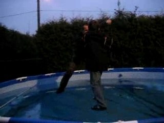 Thomas bruno sur l'eau piscine