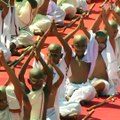 کودکان مکاتب مختلف در سراسر هند به خاطر یاد بود از مهاتما گاندی، مبارز آزادی خواه آن کشور، مانند آقای گاندی لباس پوشیدند و تمرینات یوگا را  انجام دادند. هند همه