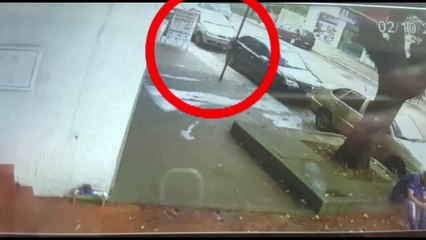 Câmera flagra atropelamento na Rua Jacarezinho