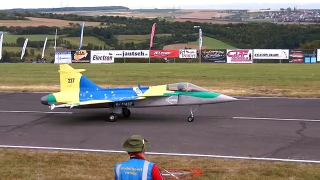 Explosion dun avion de chasse miniature en plein vol