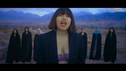Cantante feminista kirguisa recibe amenazas de muerte por mostrar sujetador en un vídeo musical