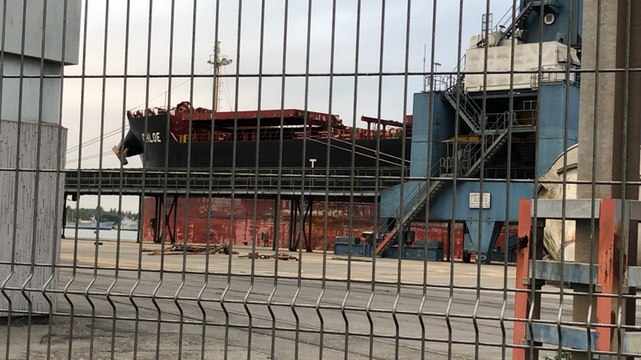 Rassemblement anti-OGM devant le cargo Chloé