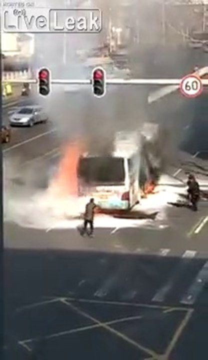 Ce bus s'enflamme en quelques secondes !