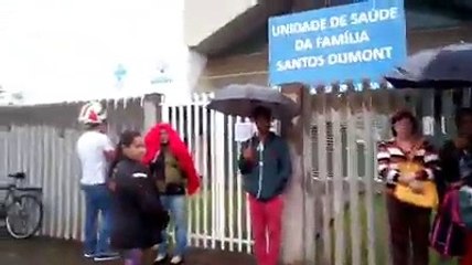 Vídeo mostra pacientes esperando na chuva