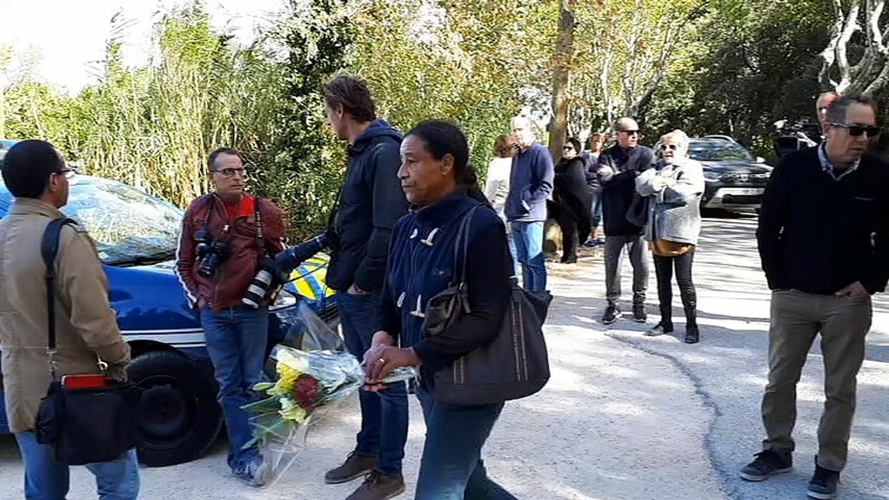 Les fans du chanteur Charles Aznavour lui rendent hommage devant sa maison de Mouriès dans les Alpilles