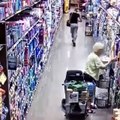 Cette femme a été filmée en train de voler le sac à main d'une vieille dame.