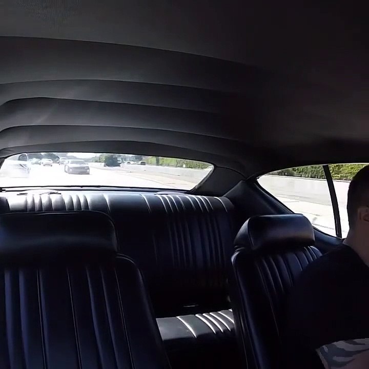 Avec sa vieille voiture de sport il met une raclée à un kéké et sa Mustang toute neuve