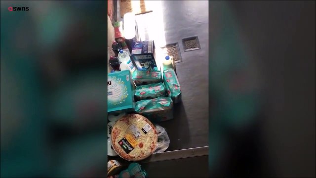 Un livreur refuse d'aider une femme enceinte à remonter les courses... Pas sympa