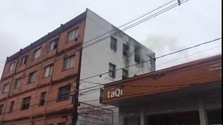 Incêndio atinge 3º andar de prédio no Centro de Criciúma
