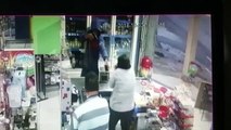 Câmera flagra assalto em supermercado no Brasmadeira
