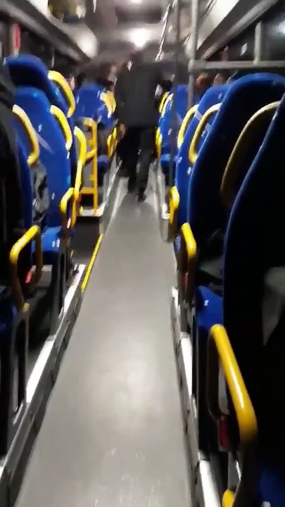 Un chauffeur de bus pète un câble.
