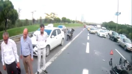 Tem Otoyolu'nda Eds'den Kaçan Sürücü Motosikletliye Çarptı: 1 Yaralı