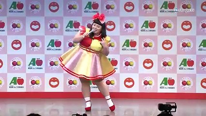 渡辺直美がミニスカート姿、「80年代のアイドル風」に