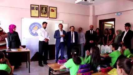 Erzincan'da öğrencilere kırtasiye hediyesi