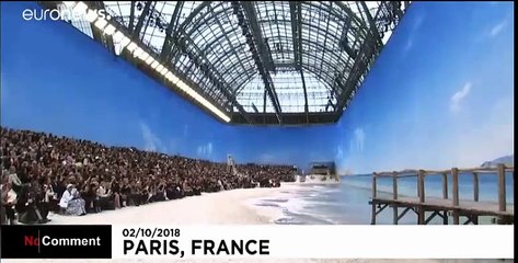 عرض أزياء لـ"شانيل" على شاطئ البحر بباريس