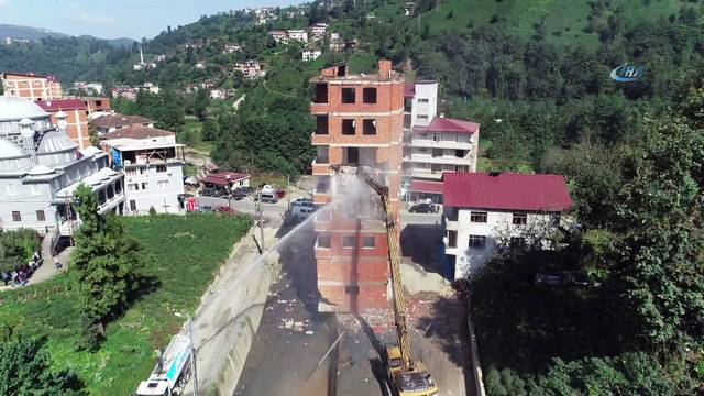 7 katlı binanın yıkımı havadan görüntülendi