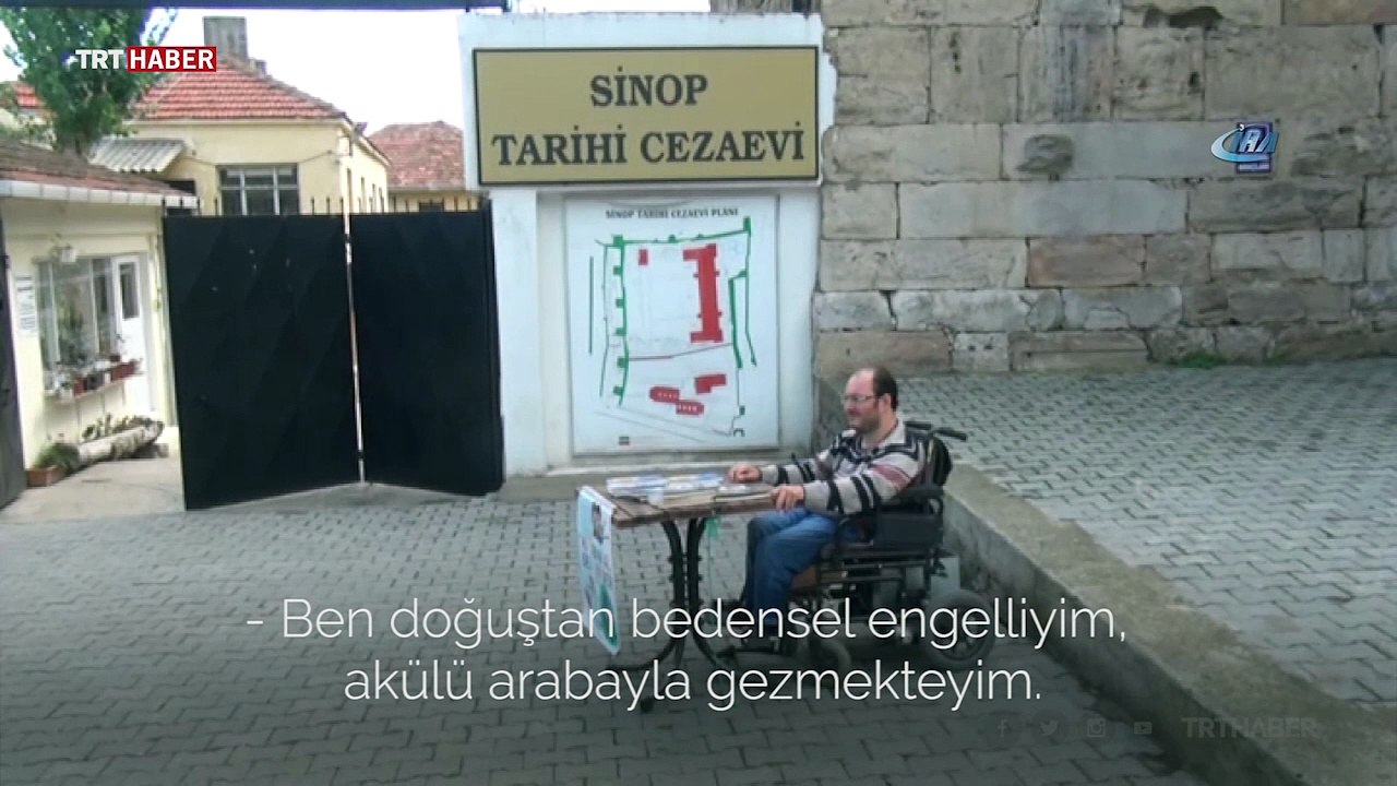 Bedensel engelli Recep Uğur akülü araba alabilmek için kitap satıyor