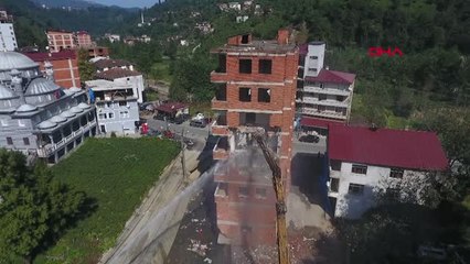 Rize'de Dere Yatağındaki 7 Katlı Apartmanın Yıkımına Başlandı