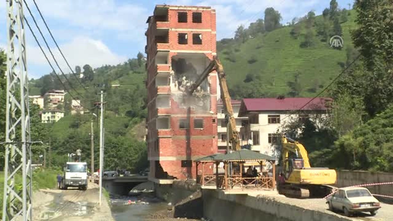 Dere Yatağı Alanındaki 7 Katlı Binanın Yıkım İşlemleri (2)