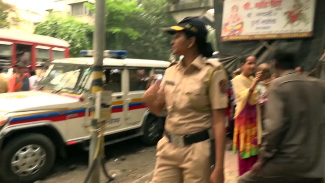 Amitabh Bachchan, Karan Johar & Other Celebs Visit Kapoor House