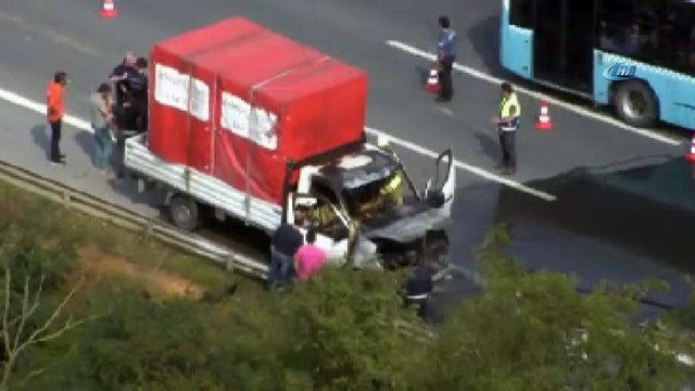 TEM Otoyolu Kavacık Mevkii'nde kamyonet alev alev yanıyor. Olay yerine çok sayıda itfaiye ekibi gönderildi.