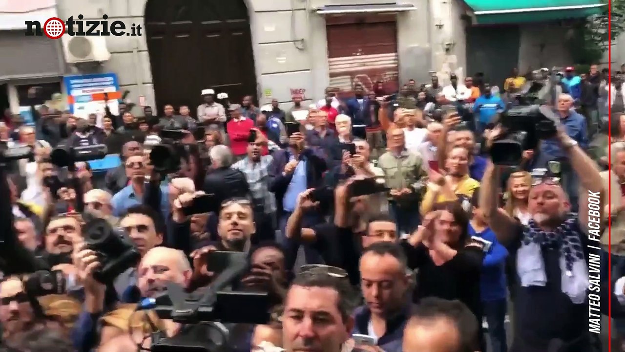 Immigrati felici della presenza di Salvini a Napoli "E' un buon ministro" | Notizie.it