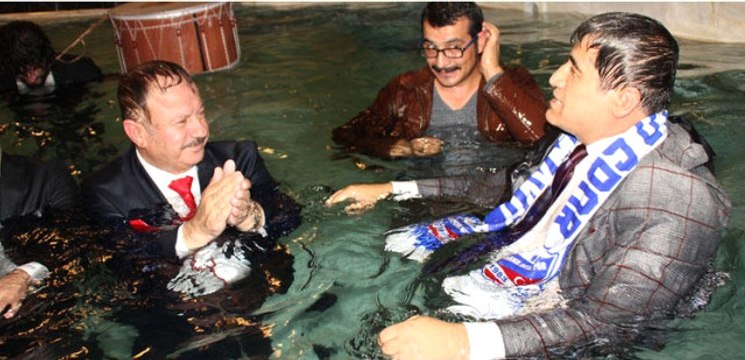 Belediye Başkanı, TRT'deki Canlı Yayında Sonrası Sanatçılarla Birlikte Havuza Girdi