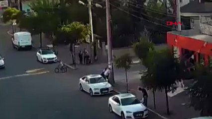 Kaldırımda yürüyen bebekli aileyi ezdi