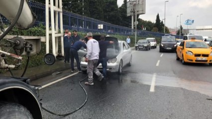 Motorundan dumanlar yükselen araca, beton mikseri müdahale etti