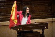 Inés Arrimadas con la bandera de España