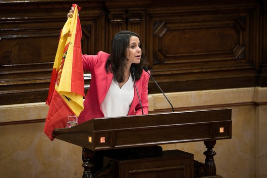 Inés Arrimadas con la bandera de España