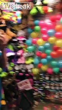 Jet de fléchette.. dans le front du forain ! Bien joué fillette