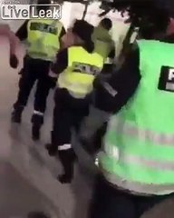 Porté par la police il chante "I believe I can fly"