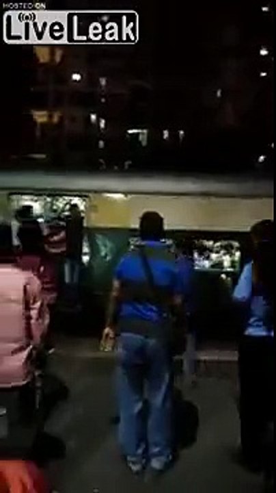 Explosion de la caténaire de ce train en Inde en pleine gare !