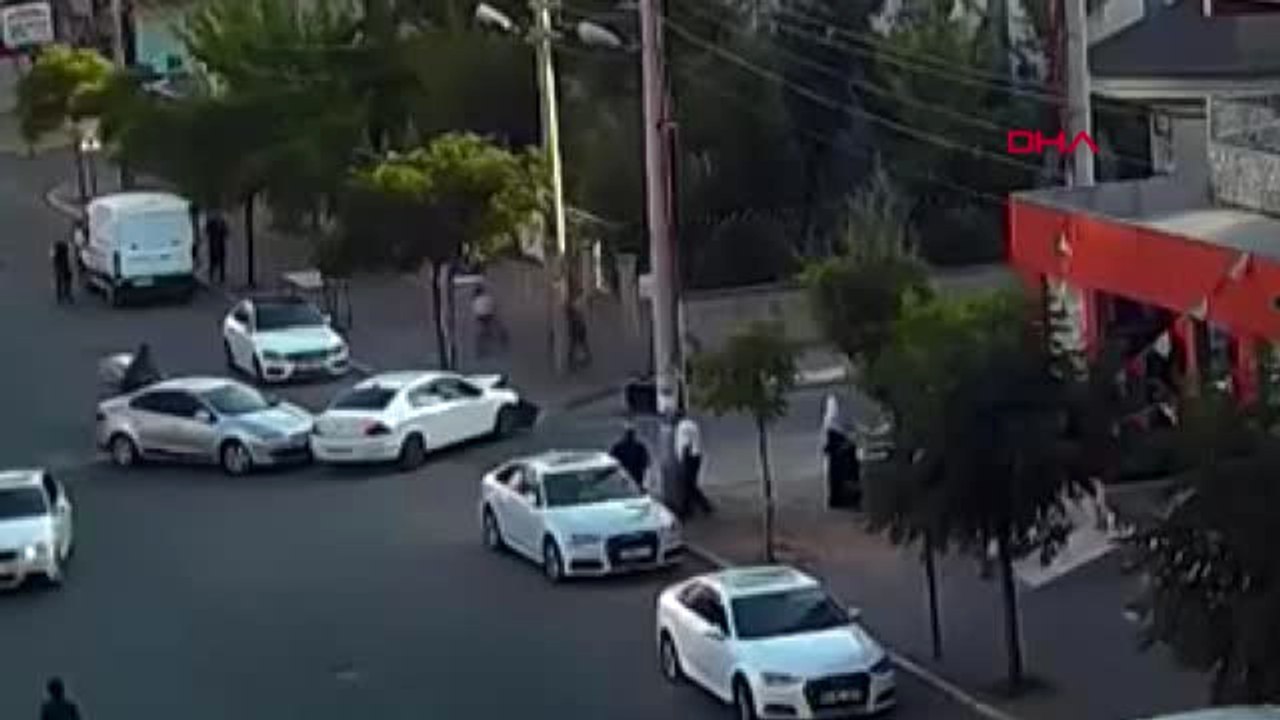 Diyarbakır Facia Ucuz Atlatıldı, Bebek Arabasıyla Kaldırımda Yürüyen Aileye, Otomobilin Çarpması...