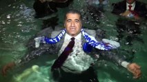 Hızını alamayan belediye başkanı takım elbise ile havuza atladı