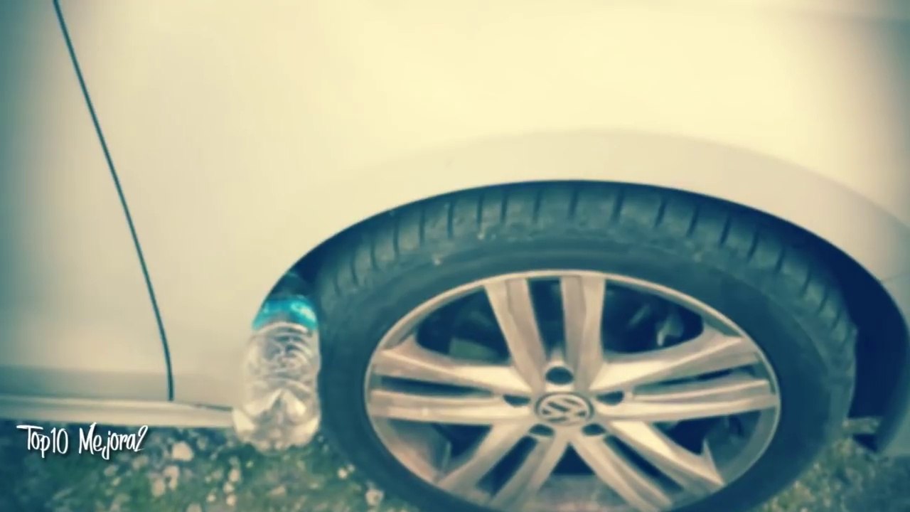 Ella Encontró una Botella de Plástico en la Llanta de su Auto pero Jamás Pensó que esto Pasaría